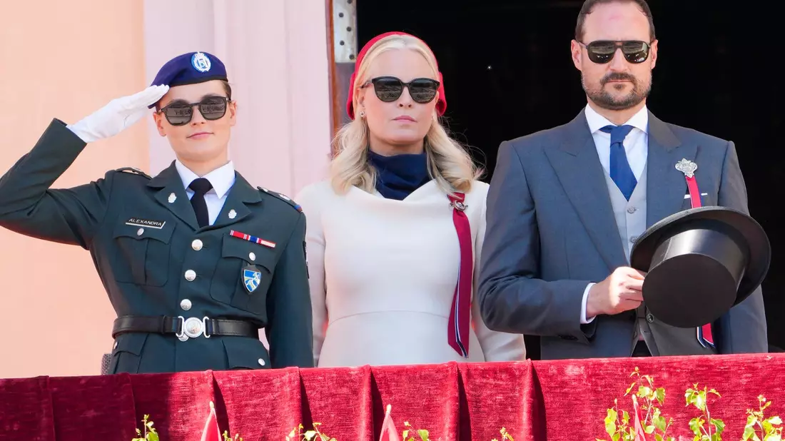 Prinzessin Ingrid Alexandra (M) mit ihren Eltern Kronprinzessin Mette-Marit und Kronprinz Haakon. - Bild: Heiko Junge/NTB/dpa