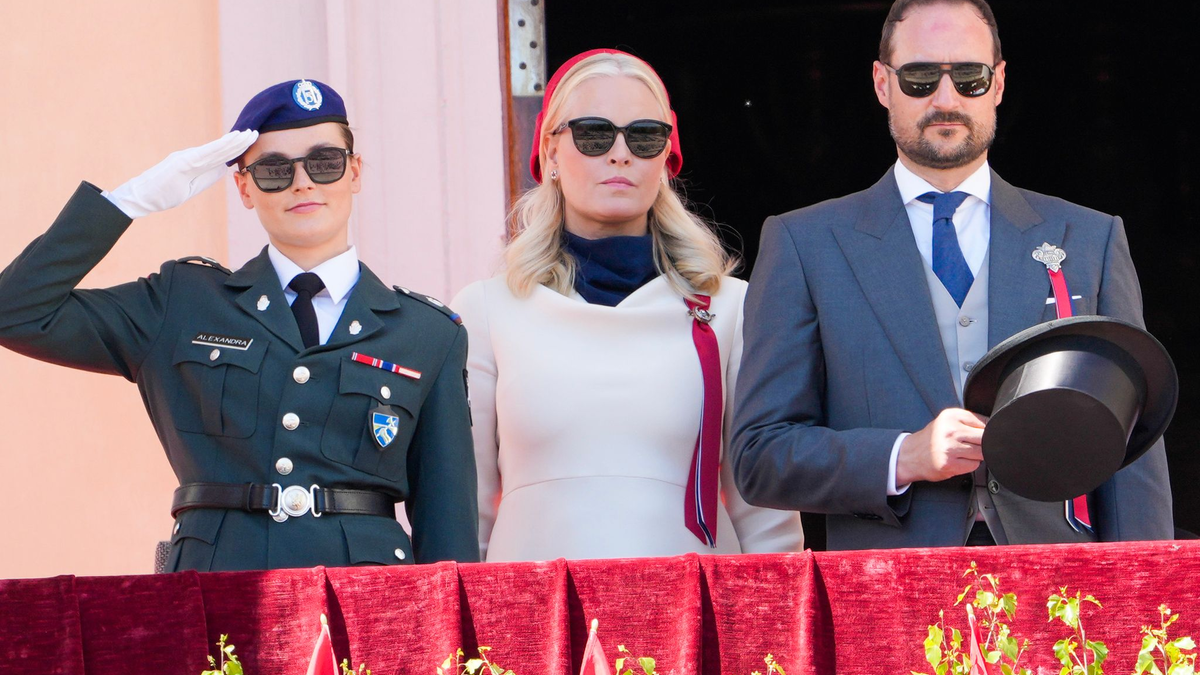 Prinzessin Ingrid Alexandra (M) mit ihren Eltern Kronprinzessin Mette-Marit und Kronprinz Haakon. - Foto: Heiko Junge/NTB/dpa
