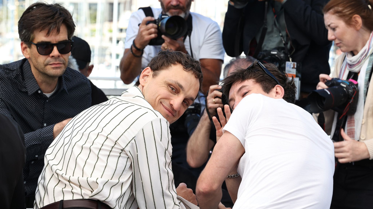 Franz Rogowski (l) und Barry Keoghan stellen ihren Film «Bird» in Cannes vor. - Foto: Marina Takimoto/ZUMA Press Wire/dpa