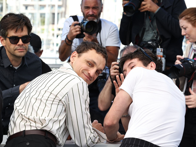 Franz Rogowski (l) und Barry Keoghan stellen ihren Film «Bird» in Cannes vor. - Foto: Marina Takimoto/ZUMA Press Wire/dpa