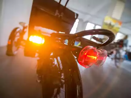 Ein Fahrradblinker an einem Liegerad. - Foto: Arne Immanuel Bänsch/dpa