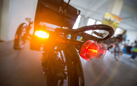 Ein Fahrradblinker an einem Liegerad. - Foto: Arne Immanuel Bänsch/dpa