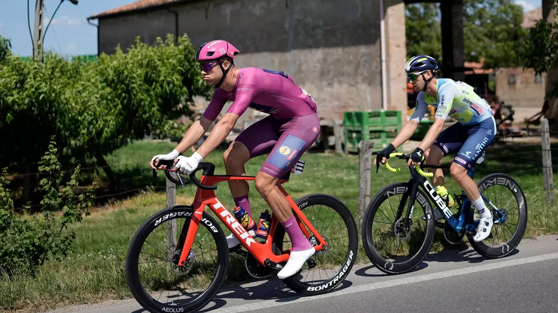 Jonathan Milan (l) holte sich auf der 13. Etappe seinen insgesamt dritten Tageserfolg beim diesjährigen Giro. - Bild: Marco Alpozzi/LaPresse via ZUMA Press/dpa