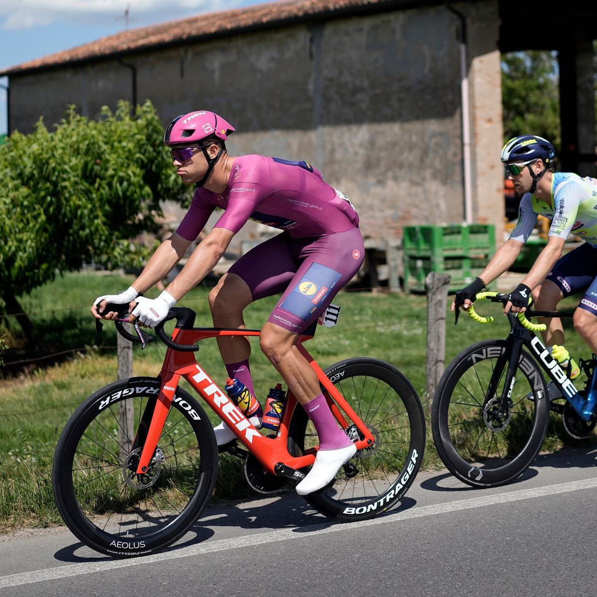Jonathan Milan (l) holte sich auf der 13. Etappe seinen insgesamt dritten Tageserfolg beim diesjährigen Giro. - Foto: Marco Alpozzi/LaPresse via ZUMA Press/dpa