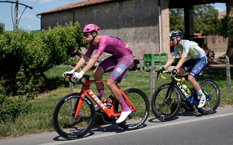 Jonathan Milan (l) holte sich auf der 13. Etappe seinen insgesamt dritten Tageserfolg beim diesjährigen Giro. - Foto: Marco Alpozzi/LaPresse via ZUMA Press/dpa
