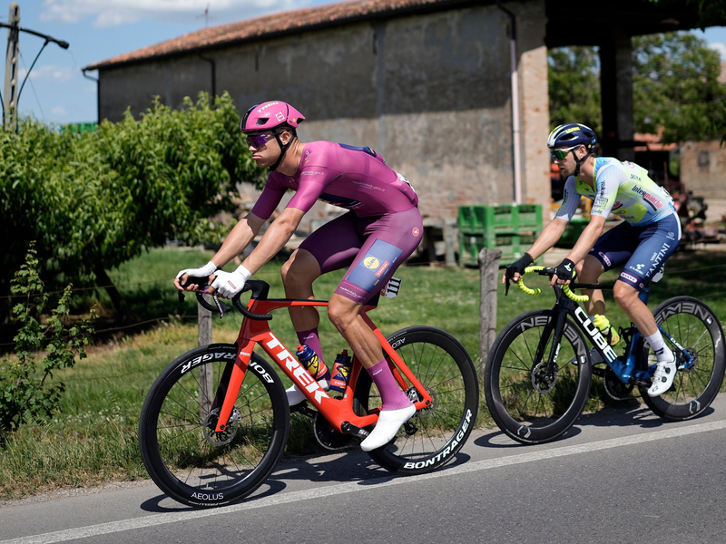 Jonathan Milan (l) holte sich auf der 13. Etappe seinen insgesamt dritten Tageserfolg beim diesjährigen Giro. - Foto: Marco Alpozzi/LaPresse via ZUMA Press/dpa