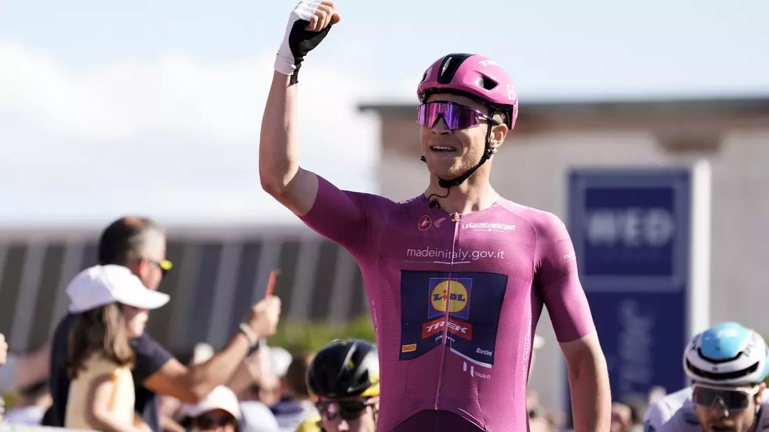 Jonathan Milan holte sich auf der 13. Etappe seinen insgesamt dritten Tageserfolg beim diesjährigen Giro. - Bild: Fabio Ferrari/LaPresse/AP/dpa