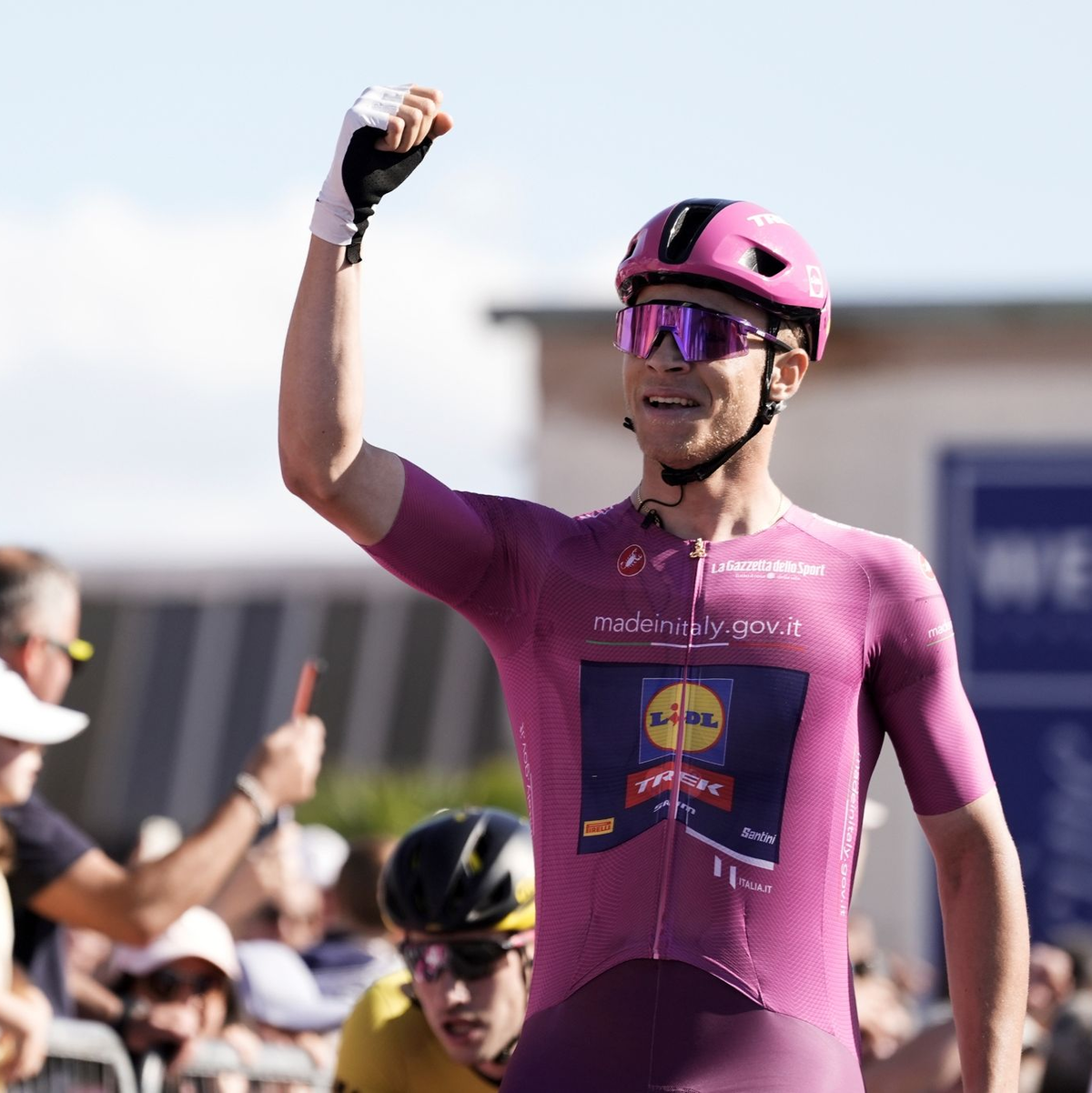 Jonathan Milan holte sich auf der 13. Etappe seinen insgesamt dritten Tageserfolg beim diesjährigen Giro. - Foto: Fabio Ferrari/LaPresse/AP/dpa