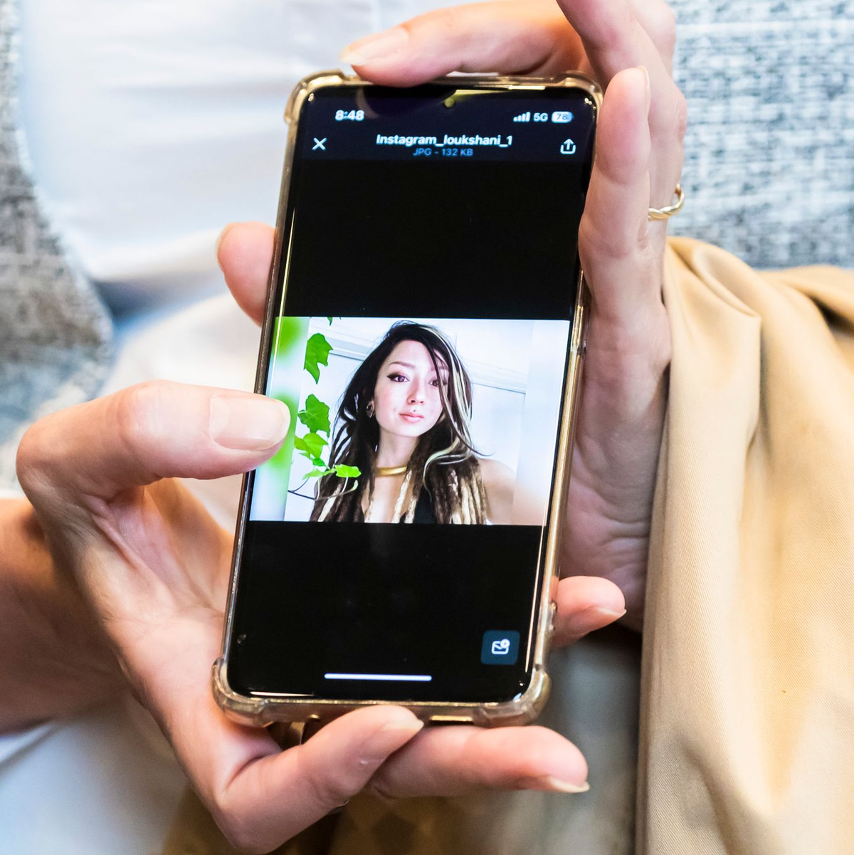 Ricarda Louk zeigt ein Foto ihrer durch die Hamas entführten Tochter Shani Louk. - Foto: Christoph Soeder/dpa