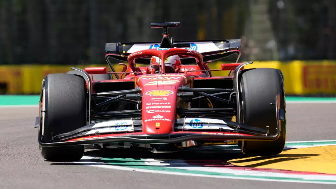 Ferrari-Pilot Charles Leclerc dominierte den ersten Testtag in Imola. - Bild: Antonio Calanni/AP/dpa