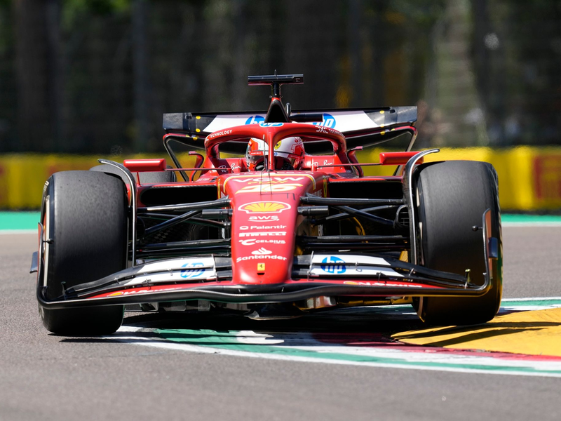 Ferrari-Pilot Charles Leclerc dominierte den ersten Testtag in Imola. - Foto: Antonio Calanni/AP/dpa