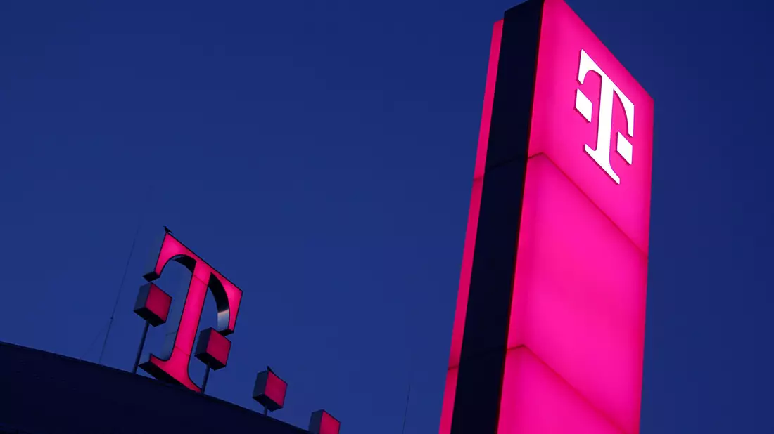 Das Logo der Deutschen Telekom leuchtet auf dem Dach der Unternehmenszentrale. - Bild: Oliver Berg/dpa