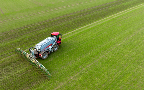 Ein Landwirt bringt mit seinem Gespann Gülle im sogenannten Schleppschuh Verfahren auf einem Feld aus. - Foto: Philipp Schulze/dpa