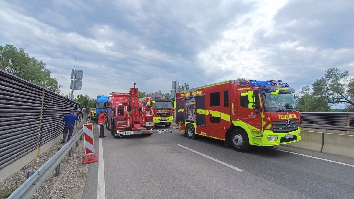 FW Reichenau: Nach Unfall läuft aus LKW-Tank Diesel aus, B33, Tunneleinfahrt Reichenau-Waldsiedlung, 16.05.2024 - Foto: presseportal.de