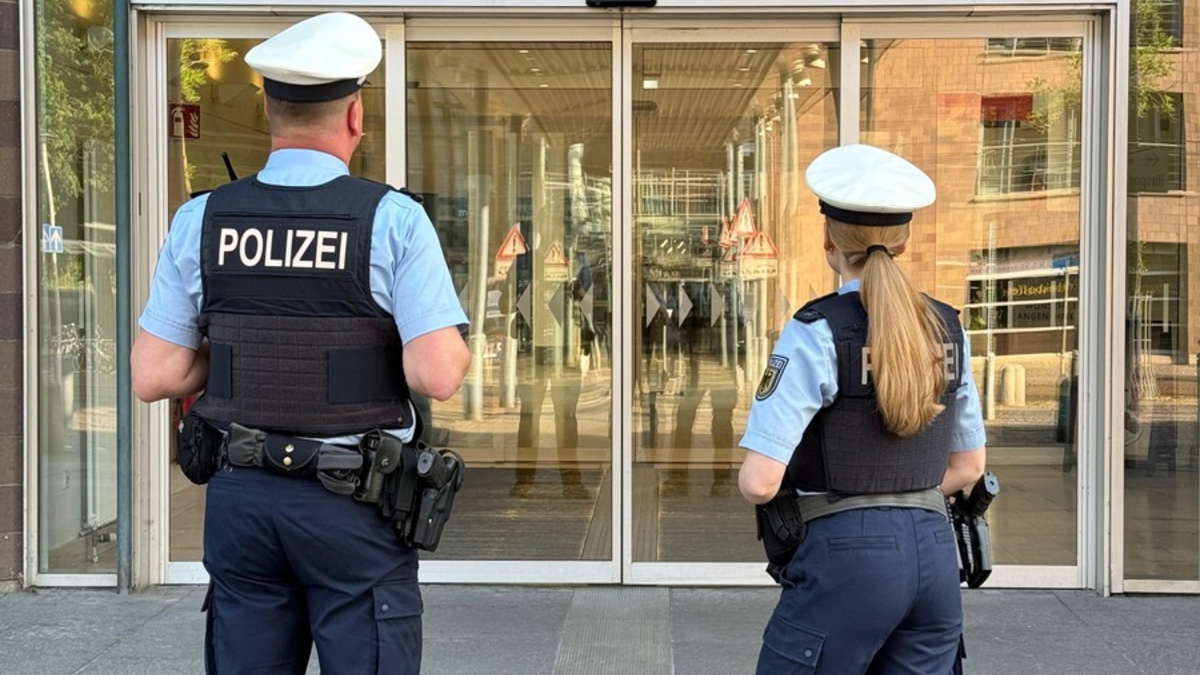 BPOL-HB: Pfingstferien: Die Bundespolizei am Flughafen Bremen gibt Tipps, wie Sie gut vorbereitet in den Urlaub fliegen - Foto: presseportal.de