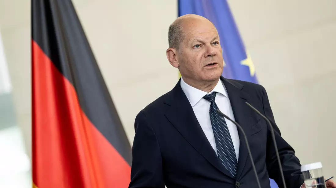 Bundeskanzler Olaf Scholz (SPD) spricht auf einer Pressekonferenz. - Bild: Fabian Sommer/dpa