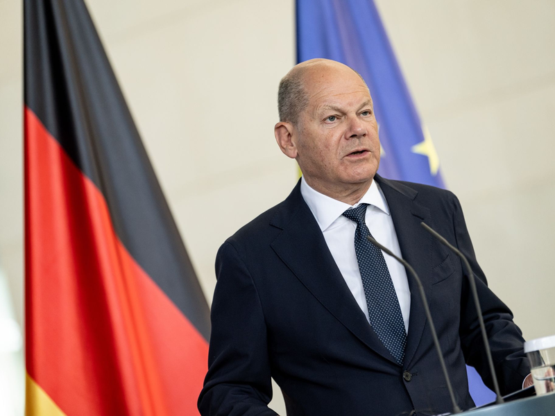 Bundeskanzler Olaf Scholz (SPD) spricht auf einer Pressekonferenz. - Foto: Fabian Sommer/dpa