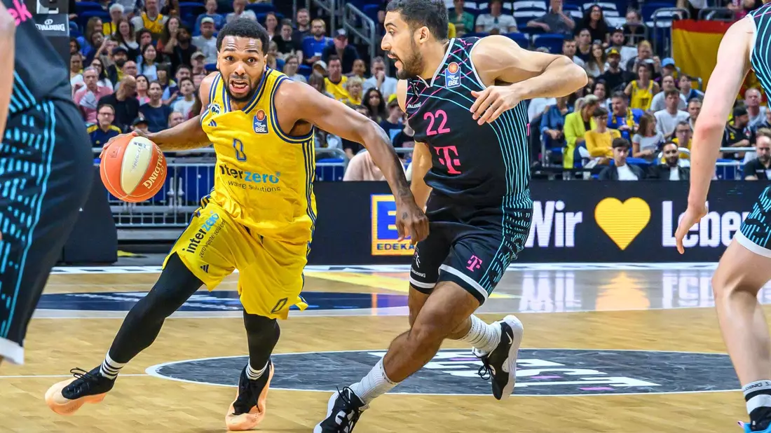 Sterling Brown (l) und die Albatrosse holten in der Serie gegen die Telekom Baskets Bonn das 1:0. - Bild: Andreas Gora/dpa