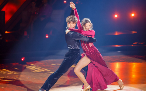 Influencerin Ann-Kathrin Bendixen und Profitänzer Valentin Lusin schieden aus der Sendung aus. - Foto: Thomas Banneyer/dpa