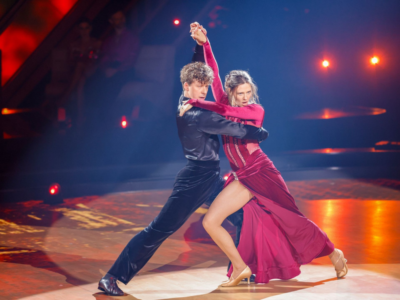 Influencerin Ann-Kathrin Bendixen und Profitänzer Valentin Lusin schieden aus der Sendung aus. - Foto: Thomas Banneyer/dpa