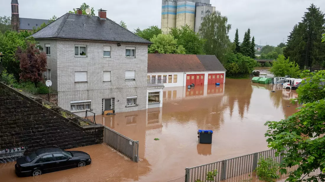 Das Hochwasser der Theel hat Teile der Innenstadt von Lebach überflutet. - Bild: Harald Tittel/dpa