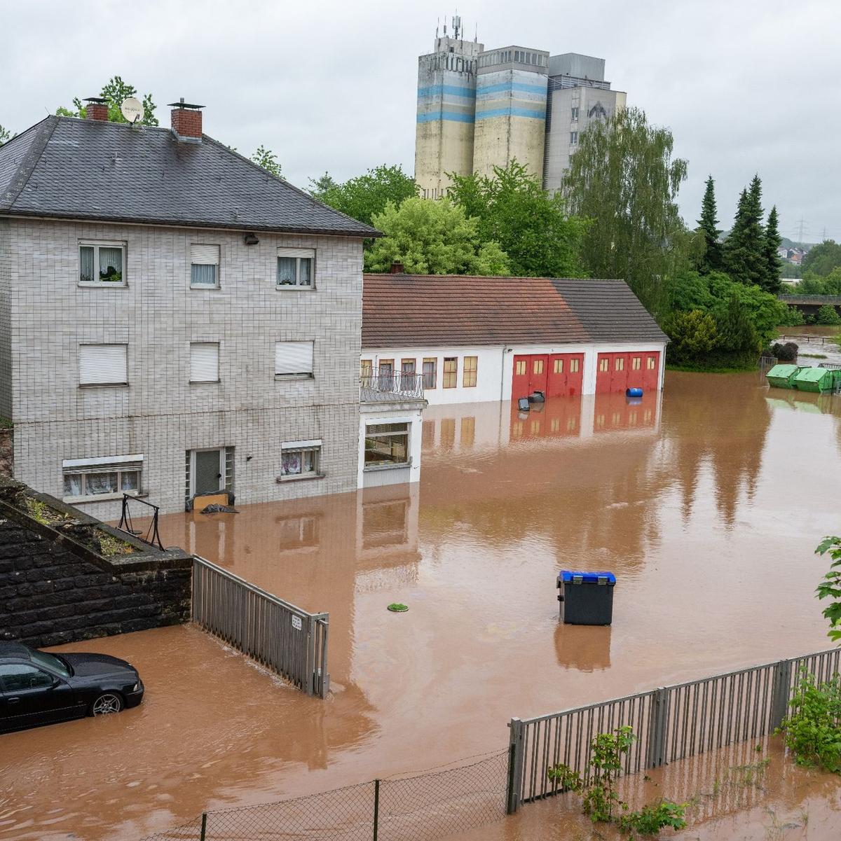 Das Hochwasser der Theel hat Teile der Innenstadt von Lebach überflutet. - Foto: Harald Tittel/dpa