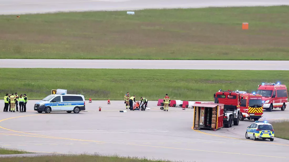 Polizei und Feuerwehr sind am Münchner Flughafen im Einsatz. - Bild: Karl-Josef Hildenbrand/dpa