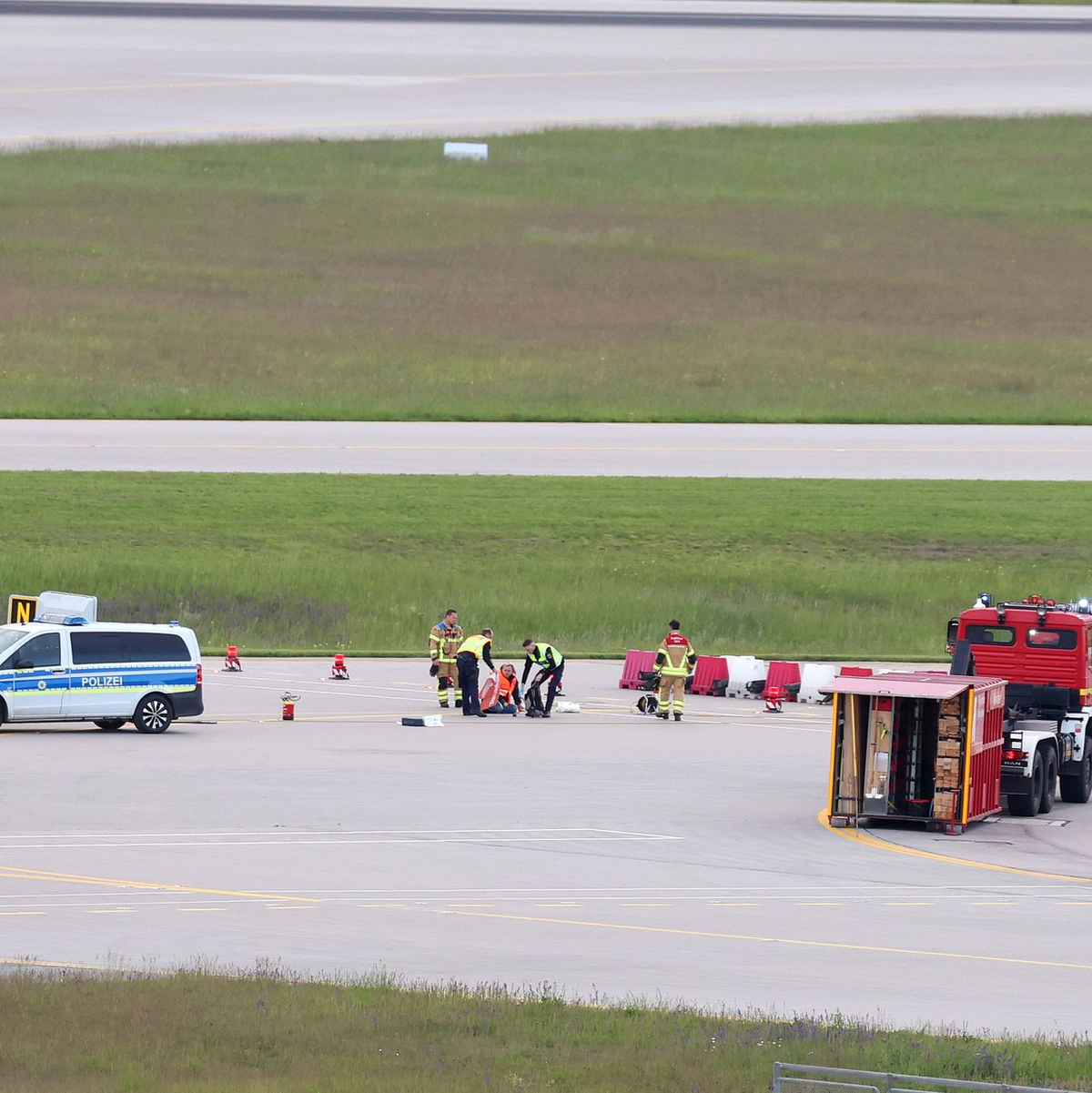Einsatzkräfte von Polizei und Feuerwehr sind am Münchner Flughafen im Einsatz. - Foto: Karl-Josef Hildenbrand/dpa