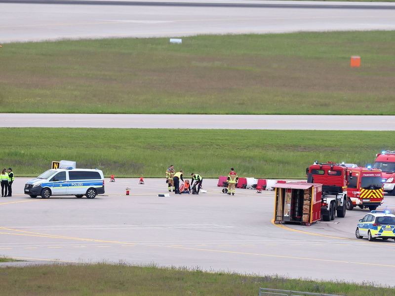 Einsatzkräfte von Polizei und Feuerwehr sind am Münchner Flughafen im Einsatz. - Foto: Karl-Josef Hildenbrand/dpa