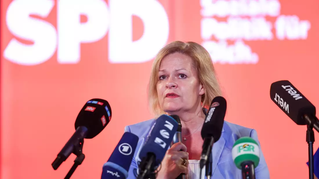 Nancy Faeser (SPD) will Privatadressen von Kommunalpolitikern besser schützen. - Bild: Jan Woitas/dpa