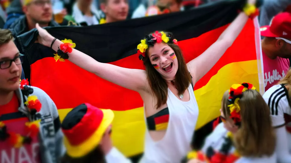 Fans feiern auf einer Public  Viewing-Veranstaltung in Hannover. Einige Großstädte halten sich dieses Jahr beim offiziellen Public Viewing zurück. - Bild: Peter Steffen/Deutsche Presse-Agentur GmbH/dpa