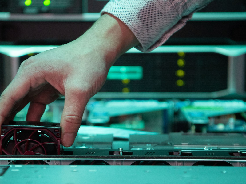 Die Zahl offener Stellen im Berufsfeld Informatik ist zum Vorjahr um ein Fünftel gesunken. - Foto: Marijan Murat/dpa