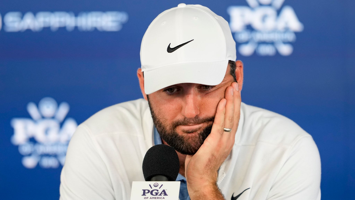 Scottie Scheffler gab nach der zweiten Runde der PGA Championship Auskunft über den Vorfall mit der Polizei. - Foto: Matt York/AP