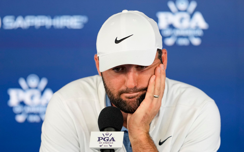 Scottie Scheffler gab nach der zweiten Runde der PGA Championship Auskunft über den Vorfall mit der Polizei. - Foto: Matt York/AP Scottie Scheffler gab nach der zweiten Runde der PGA Championship Auskunft über den Vorfall mit der Polizei. - Foto: Matt York/AP