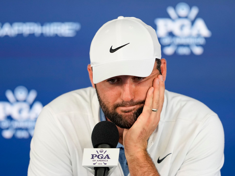 Scottie Scheffler gab nach der zweiten Runde der PGA Championship Auskunft über den Vorfall mit der Polizei. - Foto: Matt York/AP