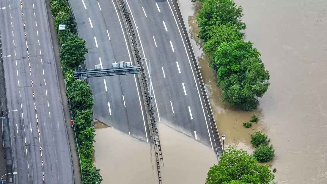 Der Saarleinpfad in Saarbrücken steht unter Wasser. - Bild: Laszlo Pinter/dpa