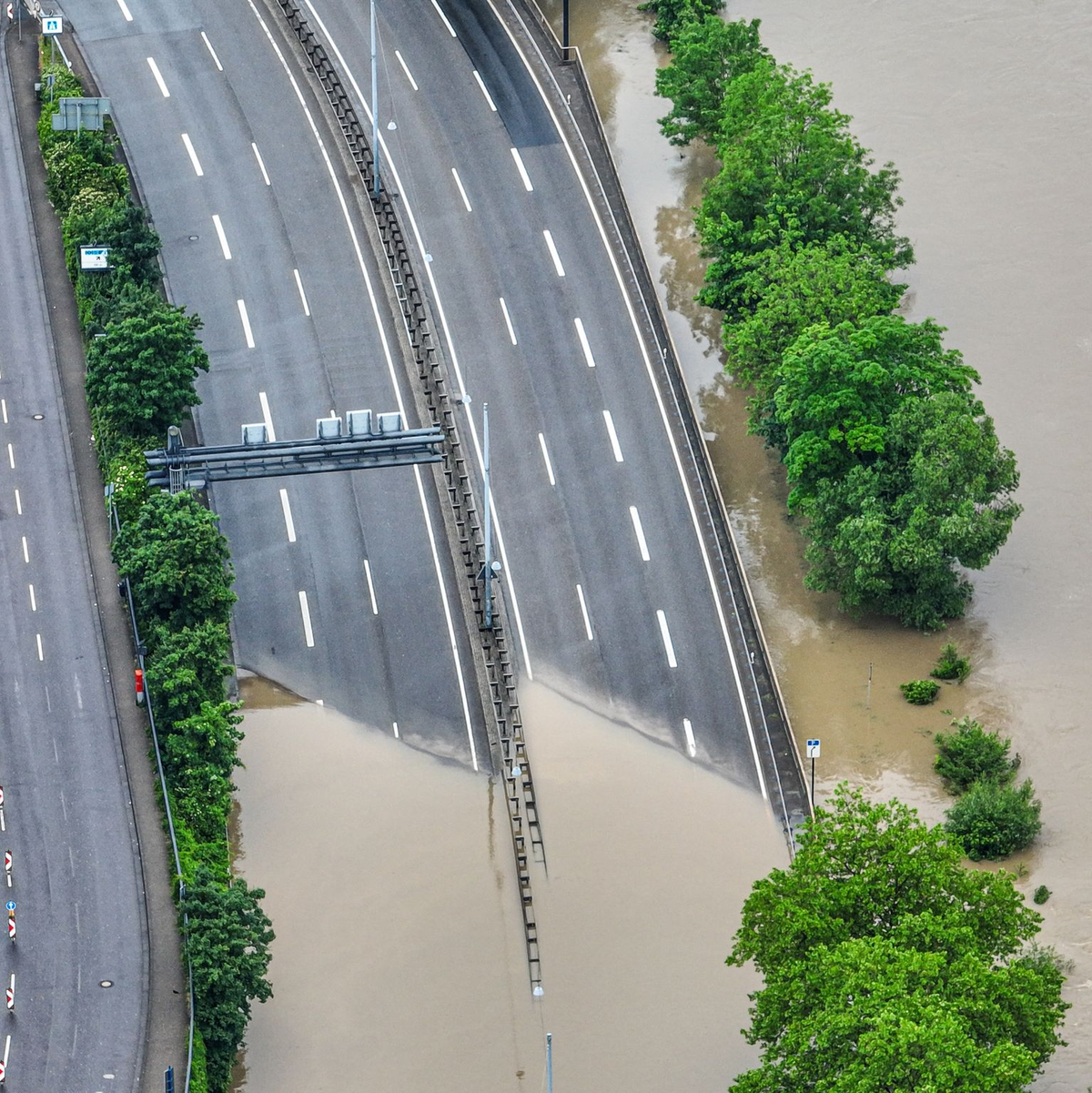 Der Saarleinpfad in Saarbrücken steht unter Wasser. - Foto: Laszlo Pinter/dpa