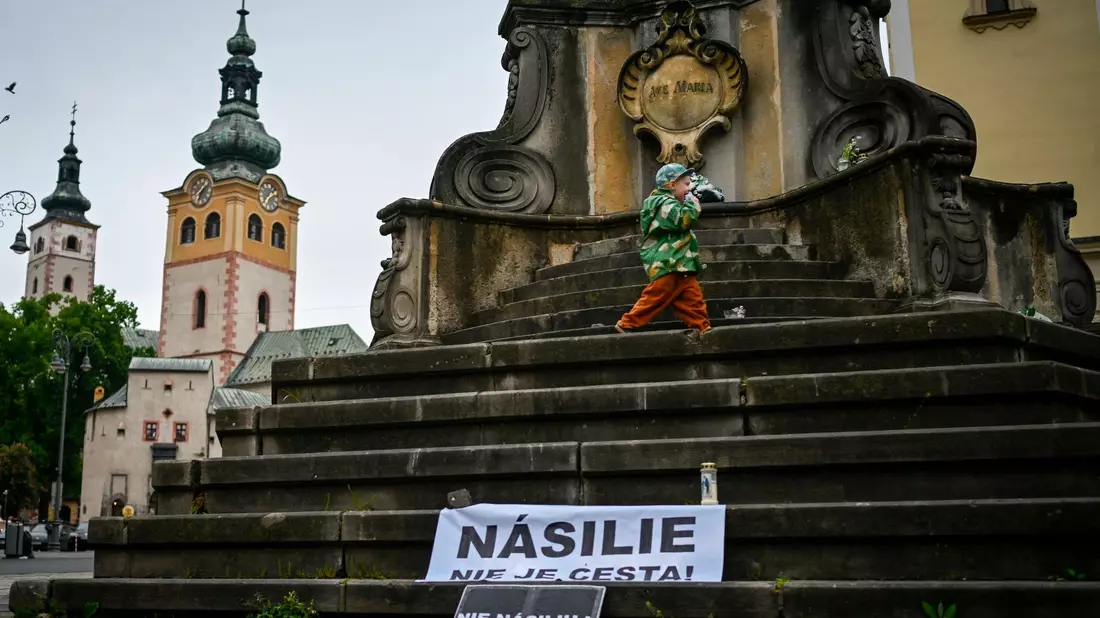 «Gewalt ist kein Weg» steht auf einem Schild: Als ein Bewaffneter diese Woche den slowakischen Premierminister Robert Fico anschoss, ging ein Schock durch das mitteleuropäische Land. - Bild: Denes Erdos/AP/dpa