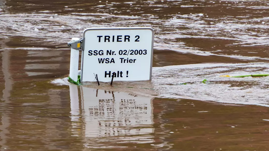 Ein Schild am Schiffsanleger in Trier im Moselhochwasser. - Bild: Andreas Arnold/dpa