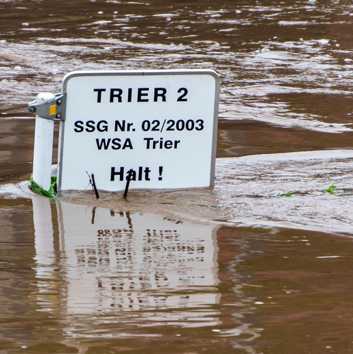 Ein Schild am Schiffsanleger in Trier im Moselhochwasser. - Foto: Andreas Arnold/dpa