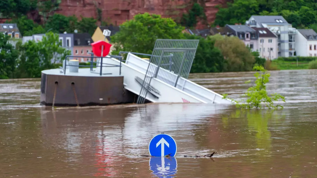 Für Trier hat der Deutsche Wetterdienst die höchste Warnstufe vergeben. - Bild: Andreas Arnold/dpa