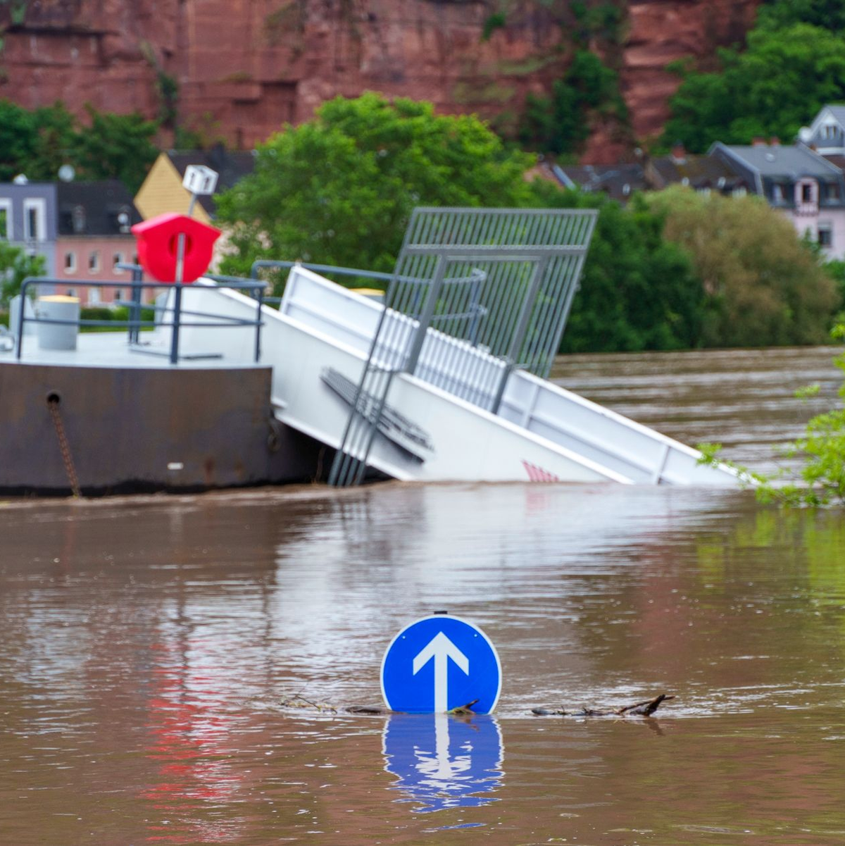 Für Trier hat der Deutsche Wetterdienst die höchste Warnstufe vergeben. - Foto: Andreas Arnold/dpa