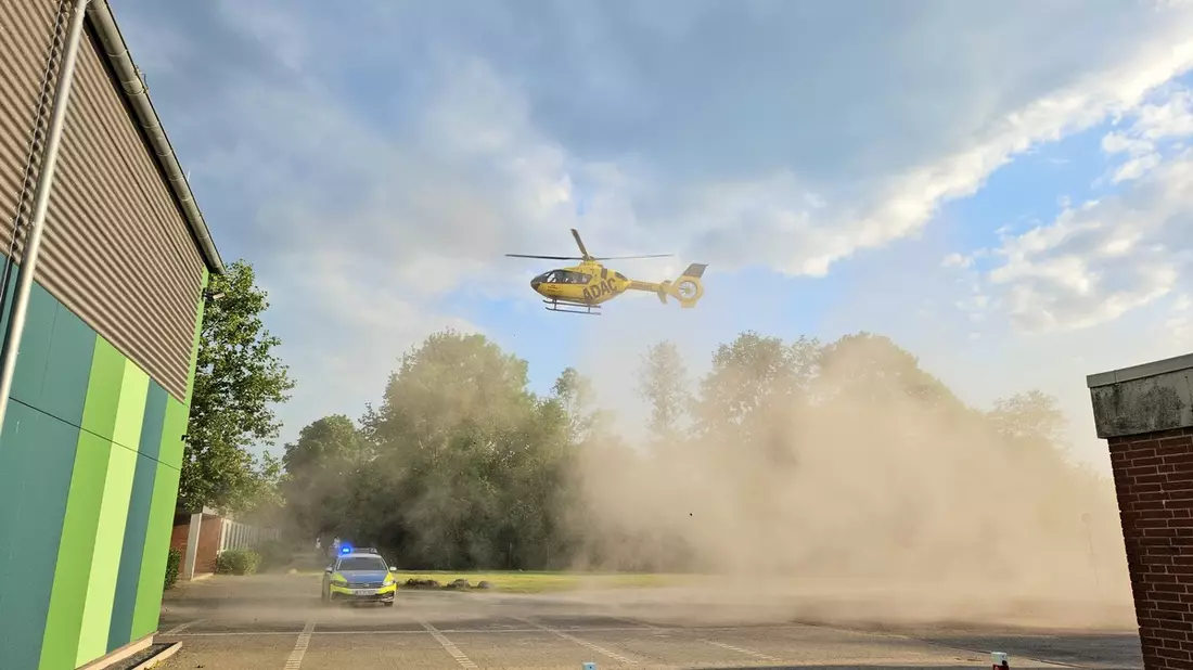 FW Lüchow-Dannenberg: +++ Kind spielt mit Gaskartusche und erleidet schwere Verbrennungen +++ Rettungshubschrauber fliegt das Kind in eine Spezialklinik +++ - Bild: presseportal.de