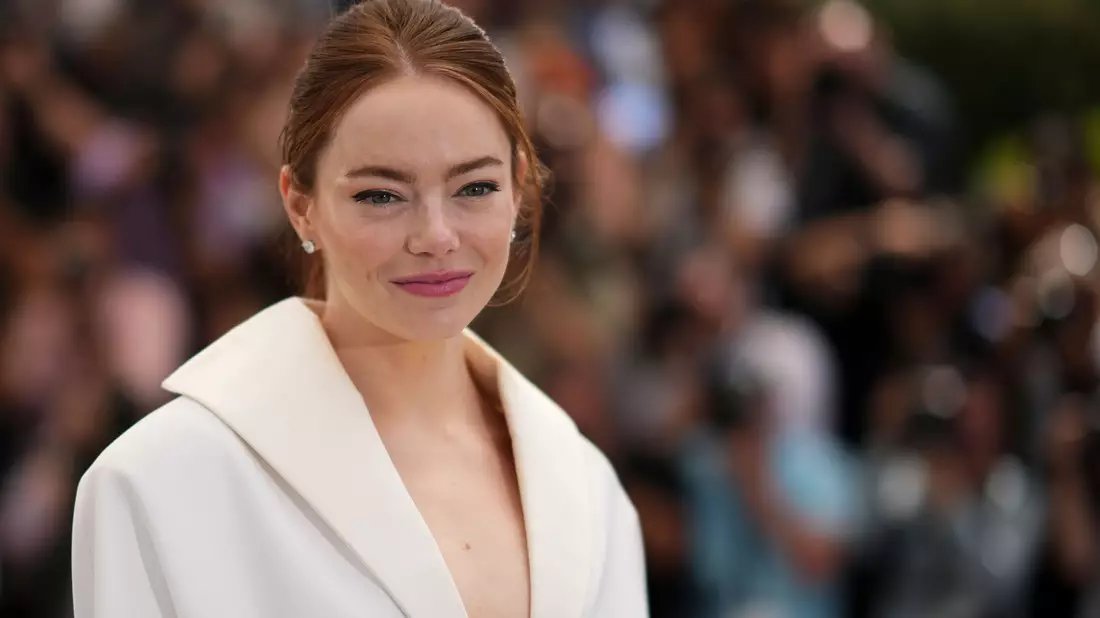 Emma Stone stellt in Cannes ihrem neuen Film «Kinds of Kindness» vor. - Bild: Daniel Cole/Invision/AP/dpa