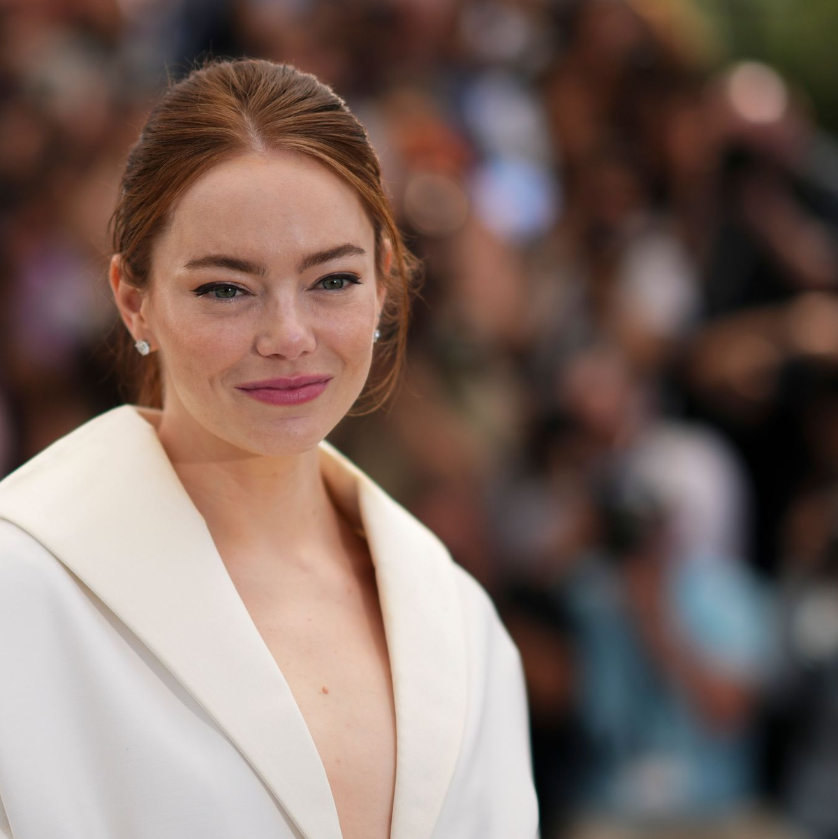 Emma Stone stellt in Cannes ihrem neuen Film «Kinds of Kindness» vor. - Foto: Daniel Cole/Invision/AP/dpa