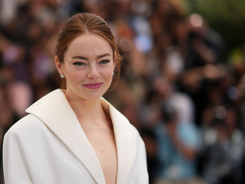 Emma Stone stellt in Cannes ihrem neuen Film «Kinds of Kindness» vor. - Foto: Daniel Cole/Invision/AP/dpa
