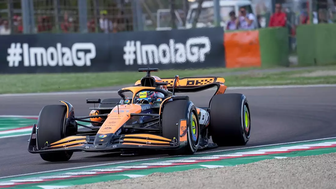McLaren-Pilot Oscar Piastri fuhr im Abschlusstraining in Imola die schnellste Zeit. - Bild: Hasan Bratic/dpa