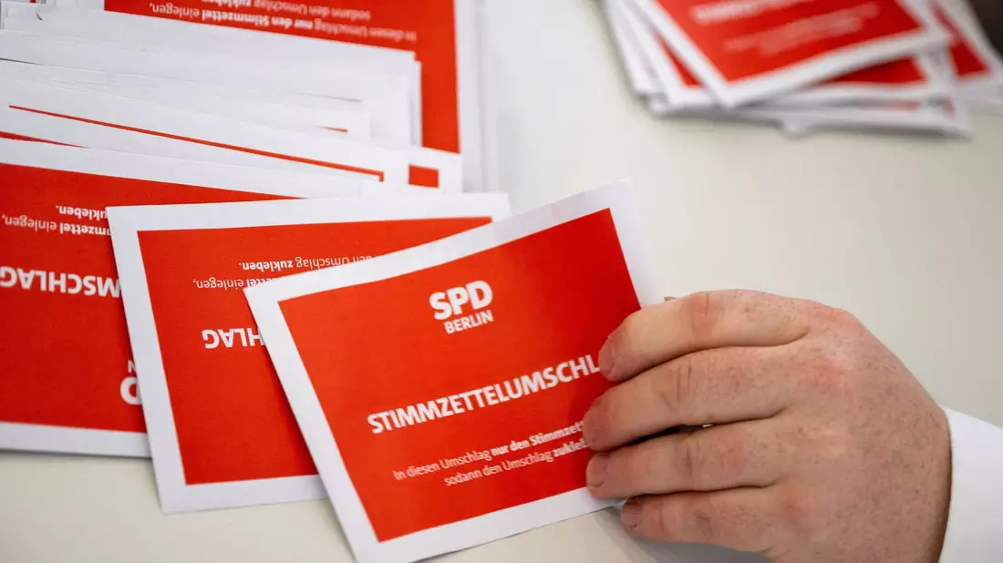 Bei der Stichwahl zum SPD-Parteivorsitz traten Martin Hikel und Nicola Böcker-Giannini gegen Kian Niroomand und Jana Bertels an. - Bild: Monika Skolimowska/dpa