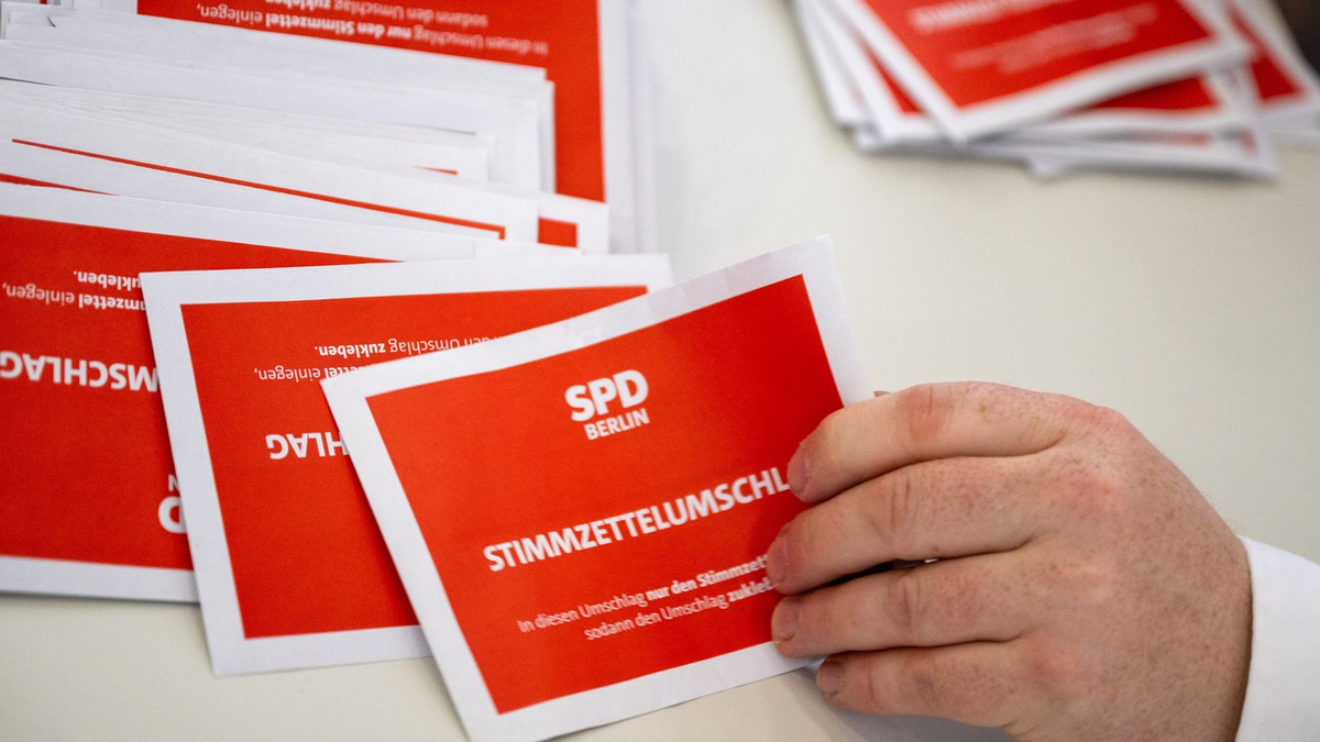 Bei der Stichwahl zum SPD-Parteivorsitz traten Martin Hikel und Nicola Böcker-Giannini gegen Kian Niroomand und Jana Bertels an. - Foto: Monika Skolimowska/dpa