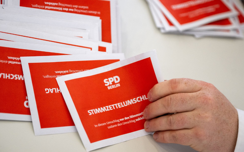 Bei der Stichwahl zum SPD-Parteivorsitz traten Martin Hikel und Nicola Böcker-Giannini gegen Kian Niroomand und Jana Bertels an. - Foto: Monika Skolimowska/dpa